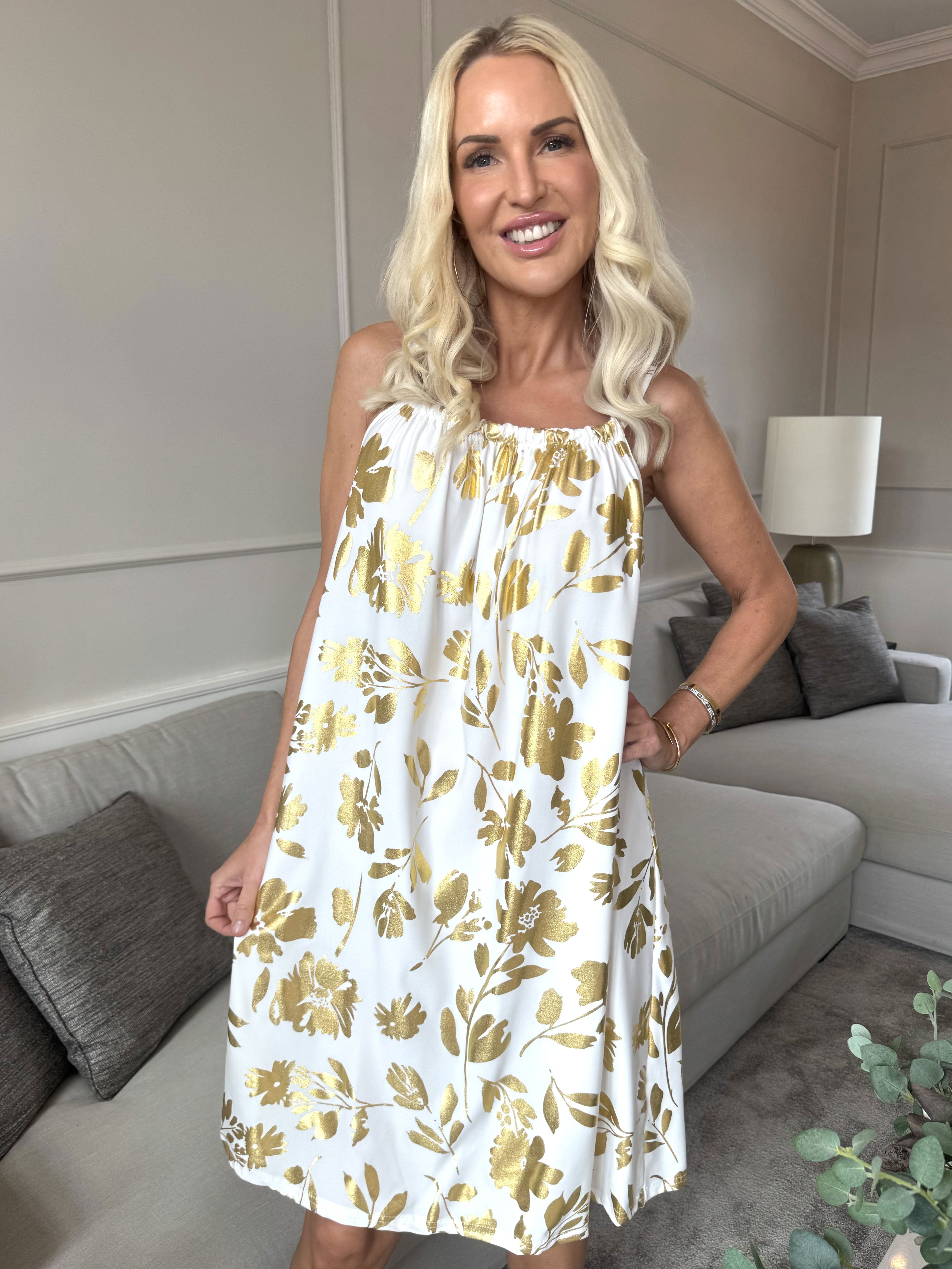 SunLove Gold Flower - Elastisk stropkjole med store guldblade